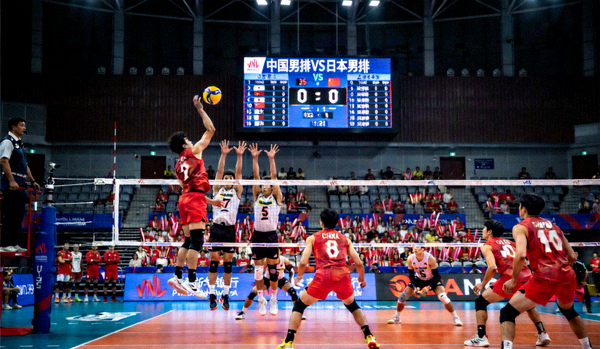 中国男排对阵日本男排亚洲锦标赛排球比赛直播画面